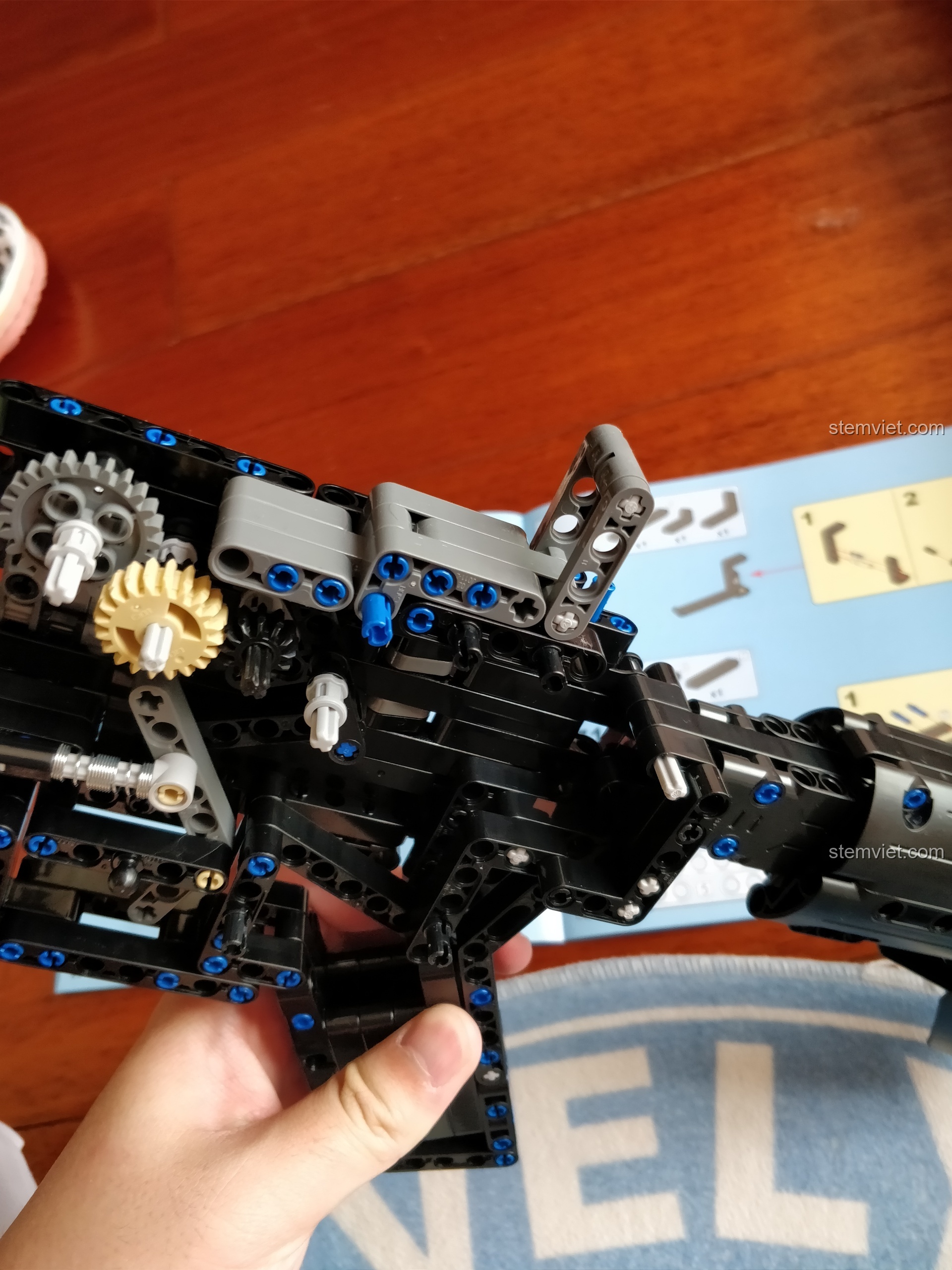 Quá trình lắp đặt thước ngắm cơ (iron sight) lên trên thân của mô hình súng trường M4A1 lắp ráp CaDA.