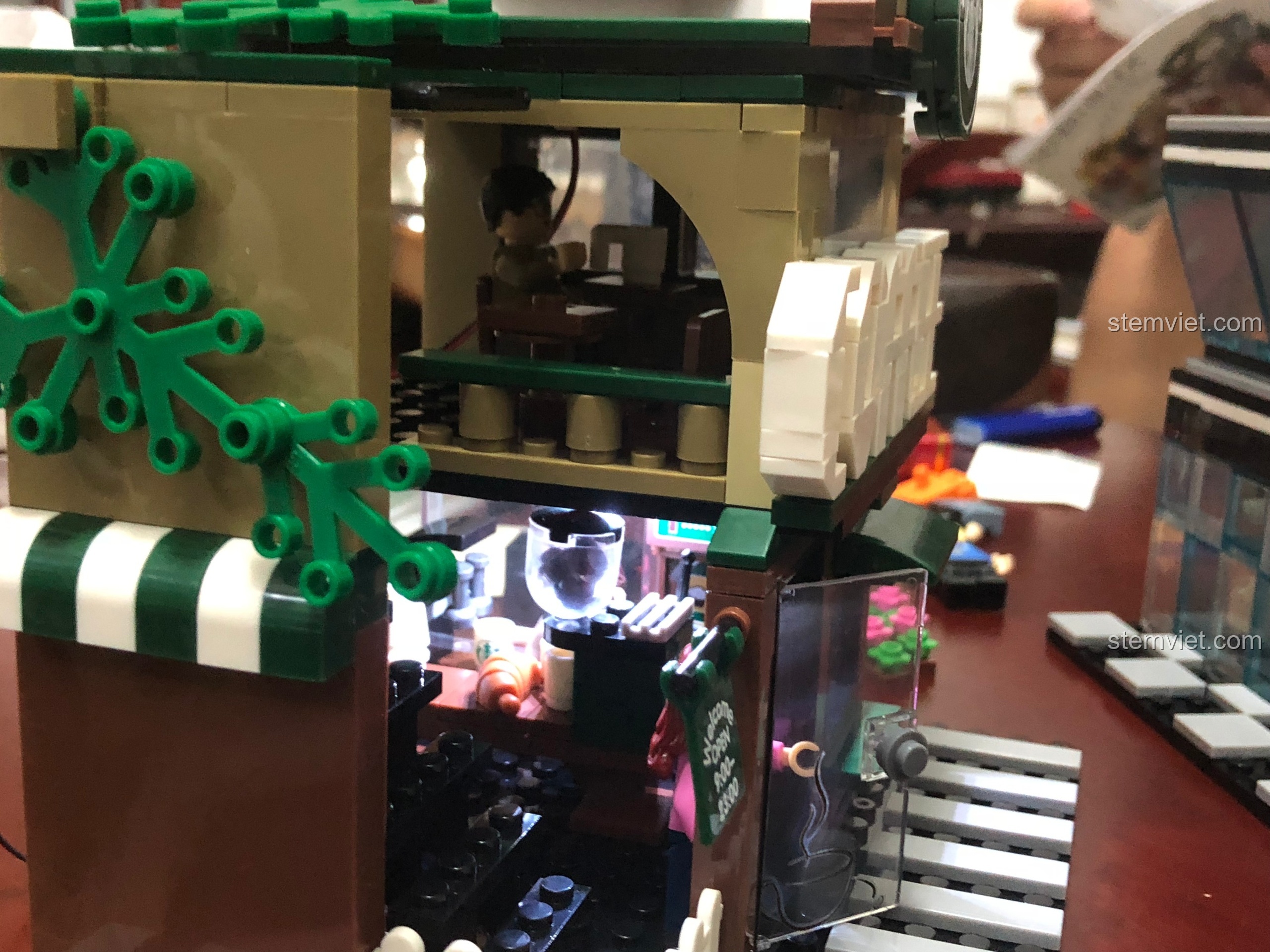 Nội thất tầng trên của tiệm cà phê Sembo được trang bị thêm đèn LED, tạo hiệu ứng ánh sáng ấm cúng.