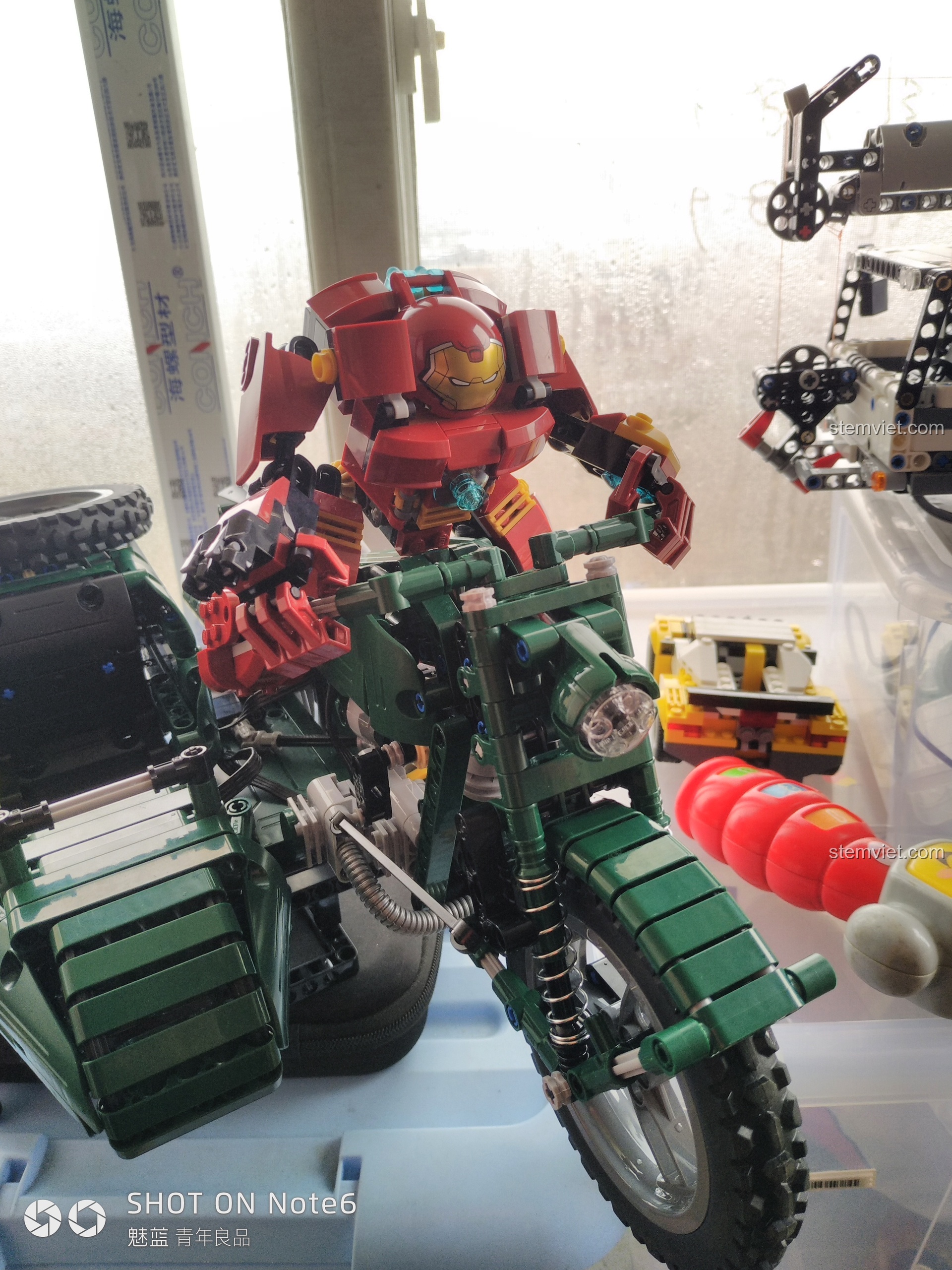 Gắn động cơ L-motor vào khung của thùng xe, đây là bộ phận cung cấp năng lượng chuyển động cho mô hình.