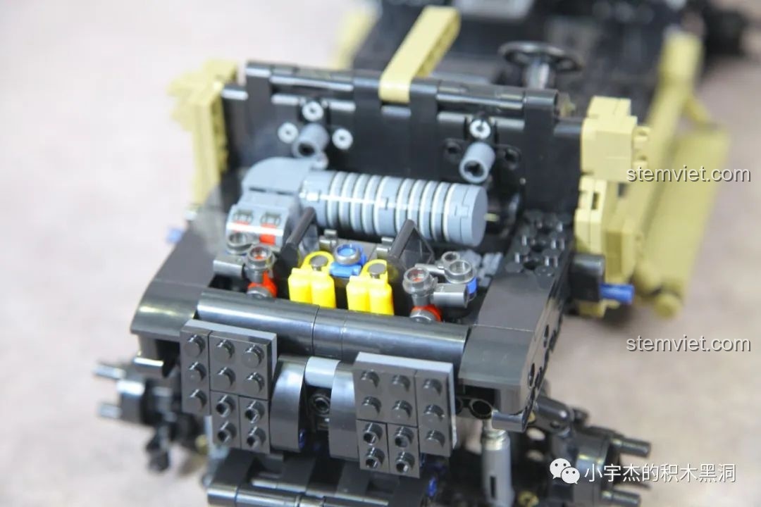 Khối động cơ được lắp vào phần đầu của khung gầm xe bọc thép JLTV.