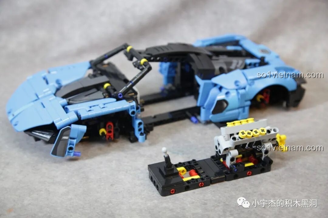 Động cơ và cần số được lắp vào khung gầm của mô hình McLaren Senna GTR 673002.