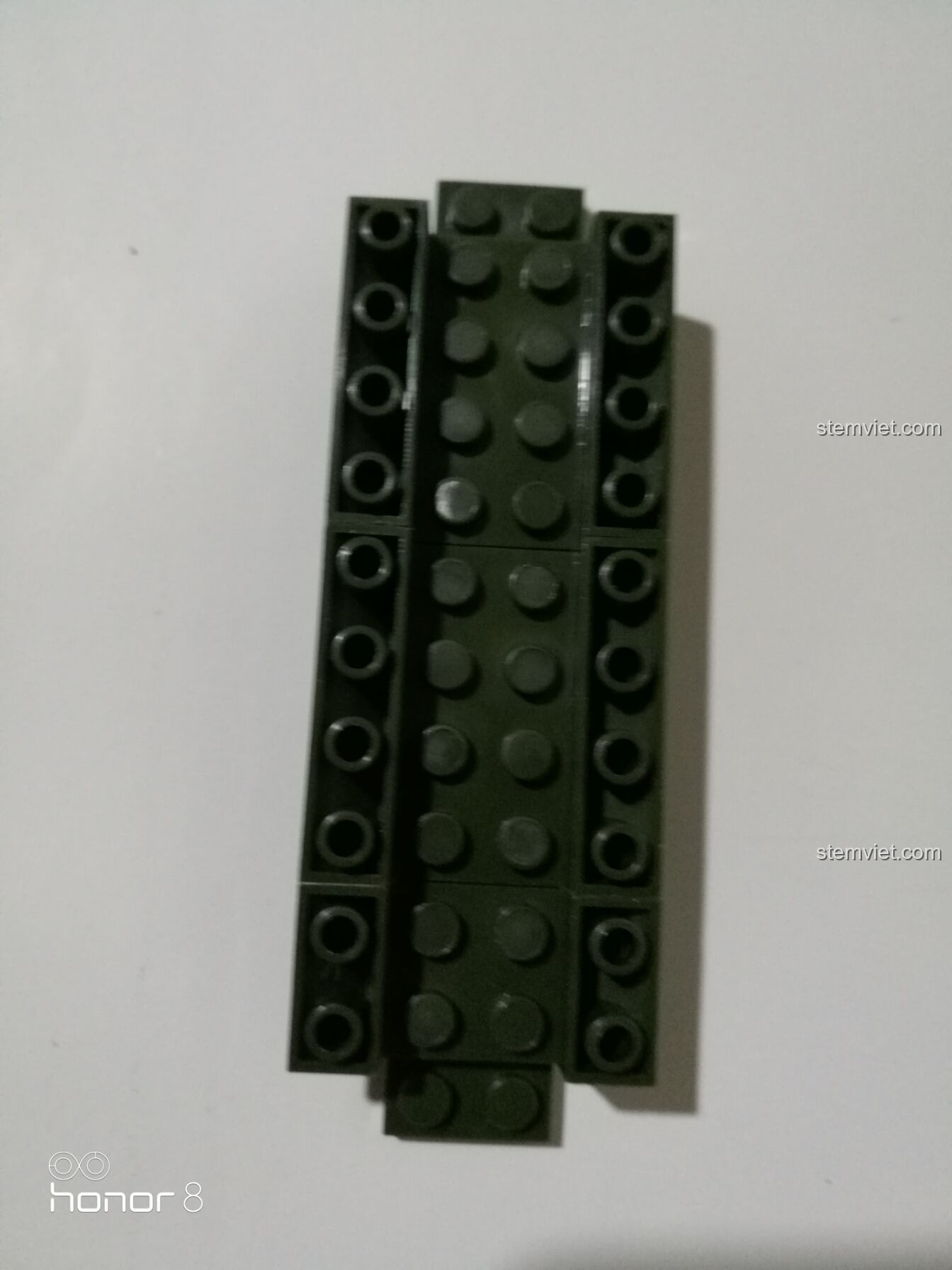 Các mảnh ghép màu xanh quân đội của bộ Enlighten 0275 được xếp chồng lên nhau để tạo thành phần thân dưới của máy bay.