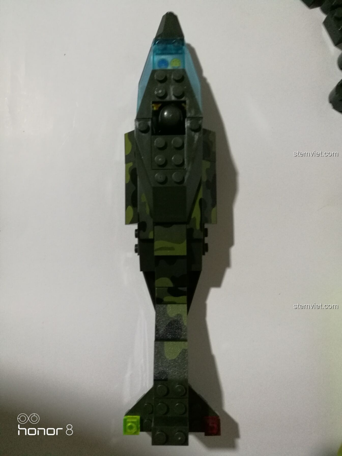 Kính chắn gió màu xanh trong suốt được lắp vào khoang lái của mô hình máy bay phản lực chiến đấu Enlighten 0275.