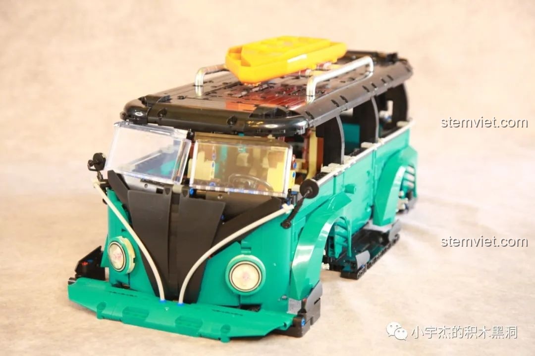 Mô hình xe Volkswagen T1 K Box 10510 sau khi lắp kính chắn gió mới, trong suốt và không trầy xước.