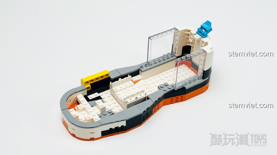 Lắp hai tấm kính trong suốt vào thân giày của bộ mô hình Giày Sneaker, tạo không gian cho minifigure.