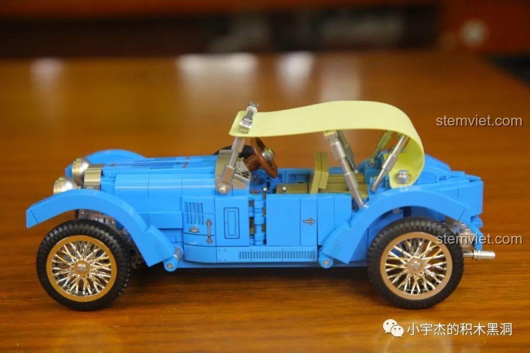 Mô hình Bugatti T38A gần hoàn thiện sau khi lắp thêm mui xe bằng vải, một điểm nhấn thiết kế độc đáo của bộ SEMBO 705600.