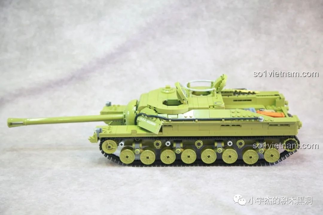 Lắp module nóc vào thân xe tăng T28, che đi phần nội thất chi tiết bên trong.