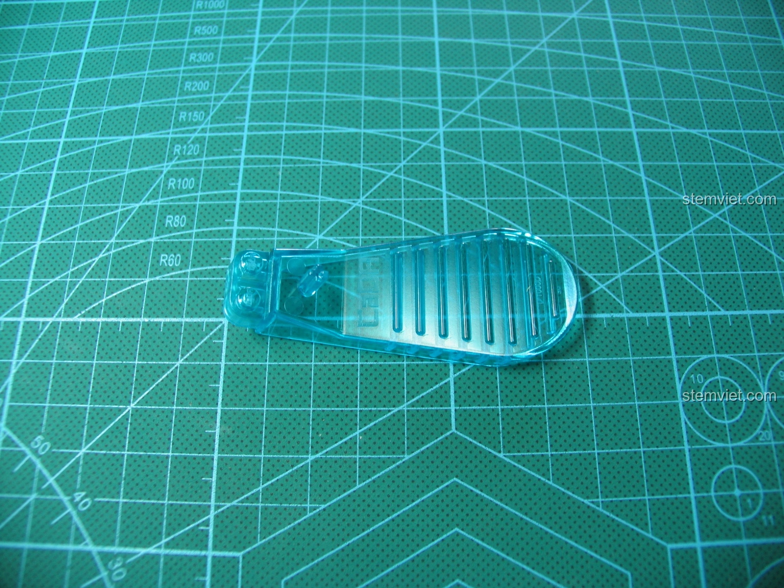 Nòng súng được lắp vào thân của bộ lắp ghép Súng trường tấn công AK-47 CaDA, mô hình dần hoàn thiện.