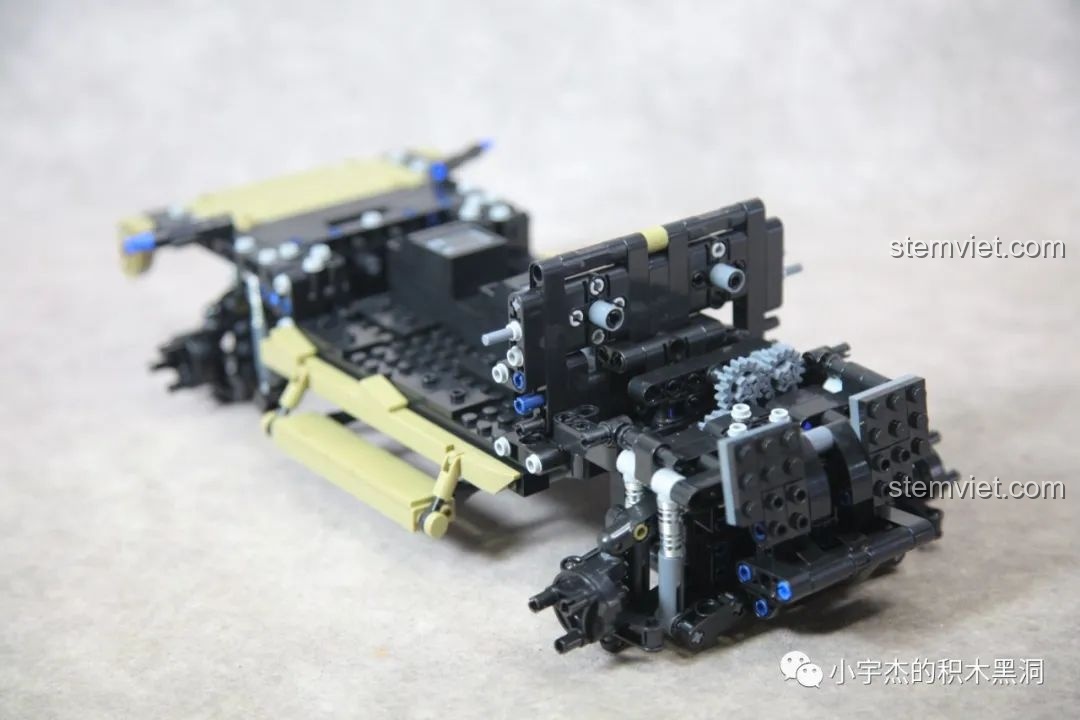 Góc nhìn khác của khung gầm xe JLTV sau khi hoàn thiện, cho thấy sự phức tạp của hệ thống treo.