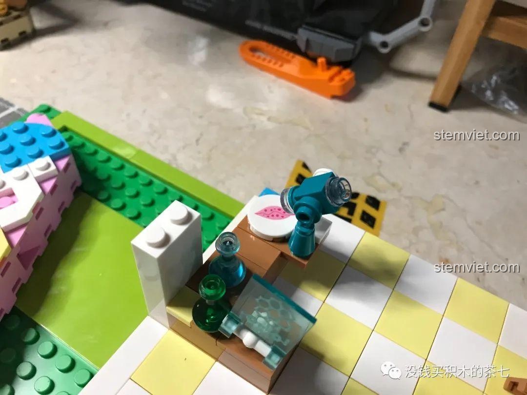 Lắp ráp bàn thí nghiệm với kính hiển vi và các lọ hóa chất trong bộ Lâu Đài Công Chúa Ánh Sáng.