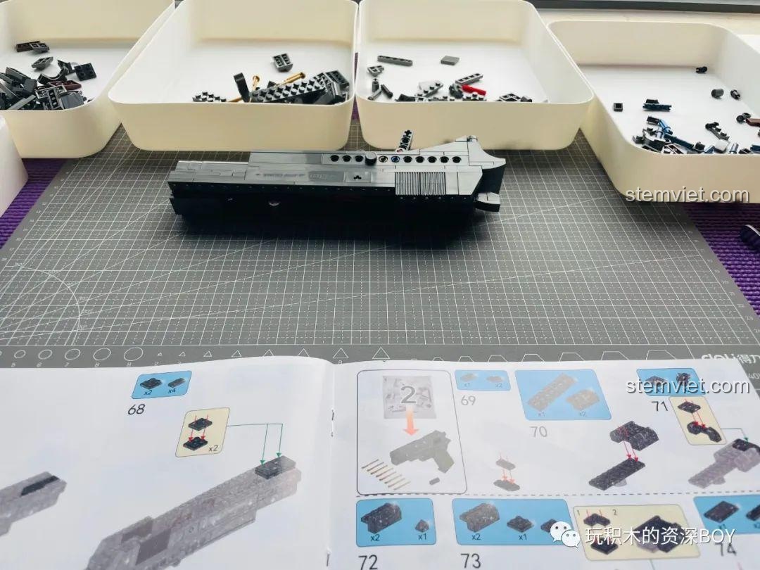 Quá trình lắp ráp băng đạn của PanlosBrick 670007 M1911, các mảnh ghép được xếp chồng lên nhau.