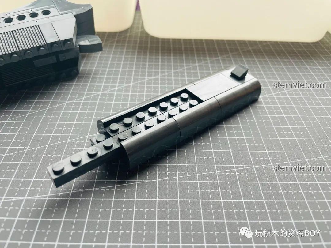 Băng đạn của PanlosBrick 670007 M1911 đã hoàn thiện, sẵn sàng nạp đạn nhựa và gắn vào súng.