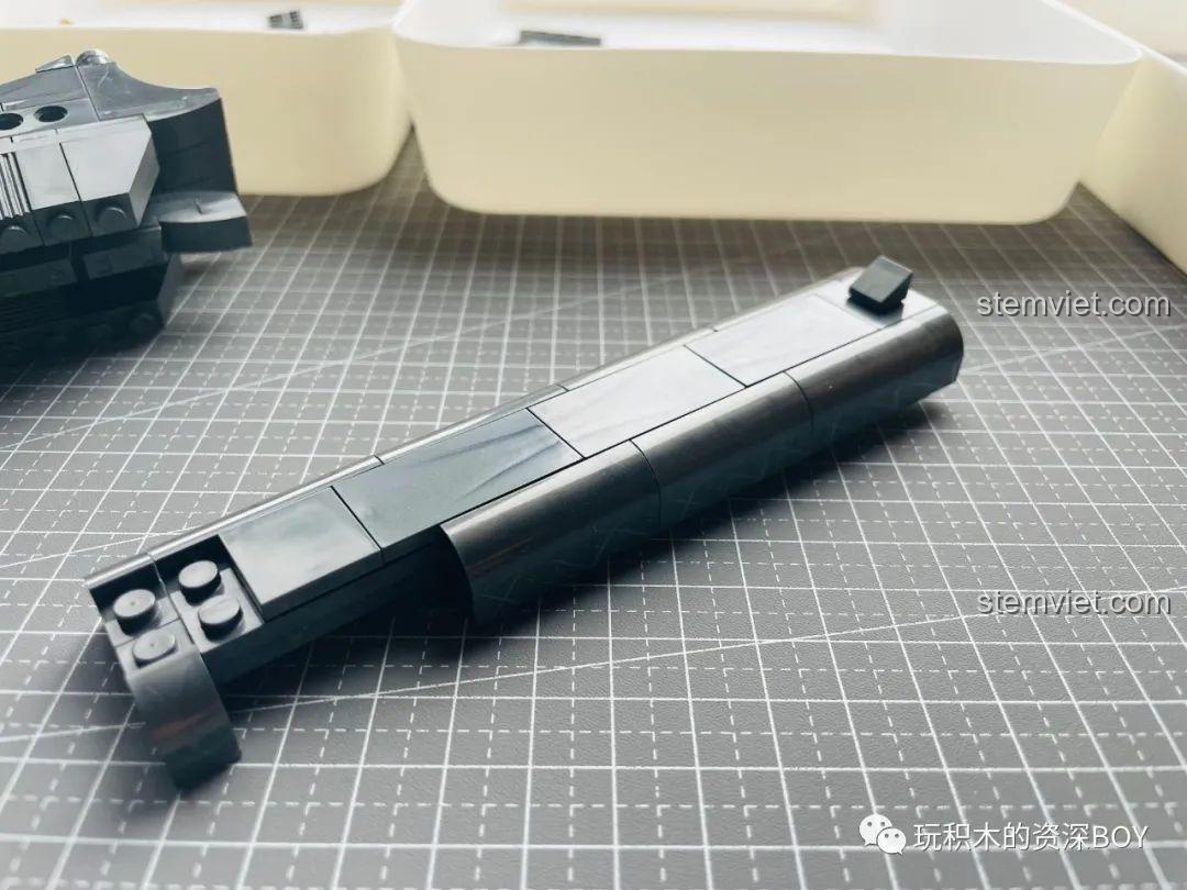 Băng đạn PanlosBrick 670007 M1911 được gắn vào khẩu súng, thể hiện tính năng tháo lắp linh hoạt.