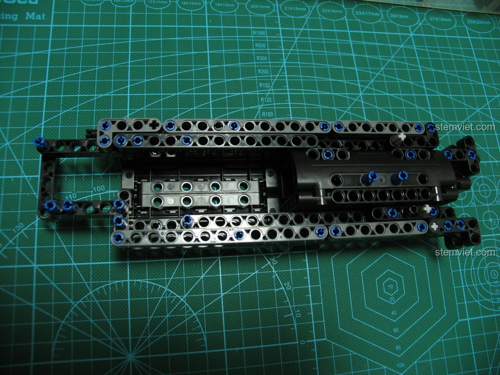 Lắp ráp băng đạn cho mô hình súng trường M4A1 từ các chi tiết khung và panel.