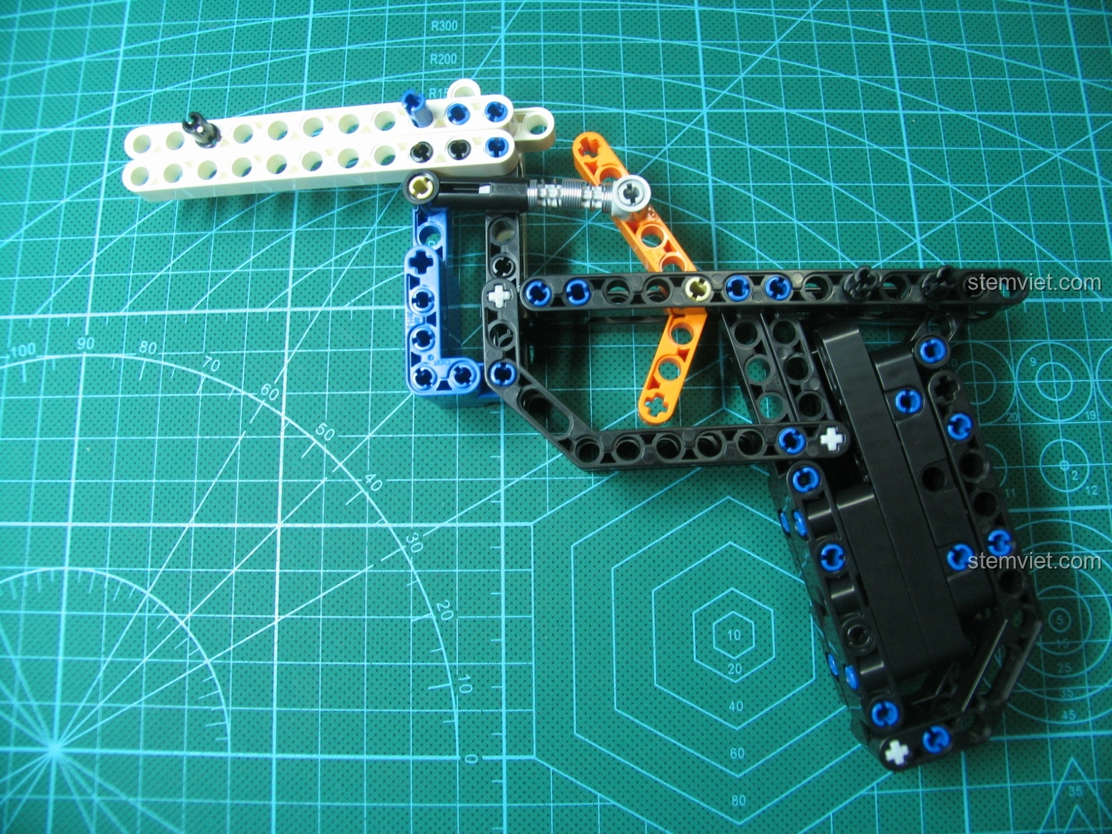 Phần báng súng của bộ đồ chơi lắp ghép Mô hình súng AK-47 cho trẻ trên 8 tuổi đang được lắp ráp, tạo sự cân đối và hoàn chỉnh cho mô hình.