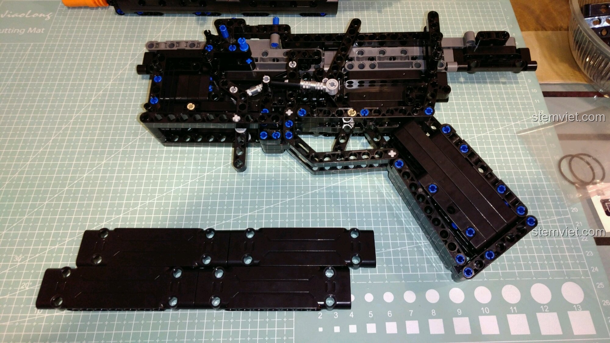 Bắt đầu lắp ráp phần báng súng của đồ chơi mô hình Khẩu súng tiểu liên MP5 C81006 chất lượng cao giá tốt.