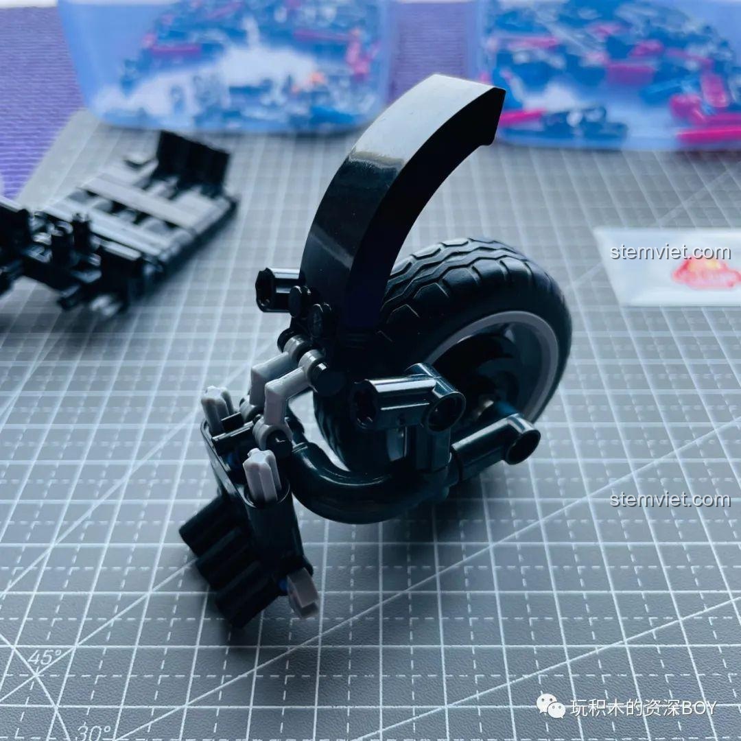 Lắp ráp bánh sau và hệ thống kết nối vào khung xe điện ZHEGAO QL1267, chi tiết kỹ thuật.