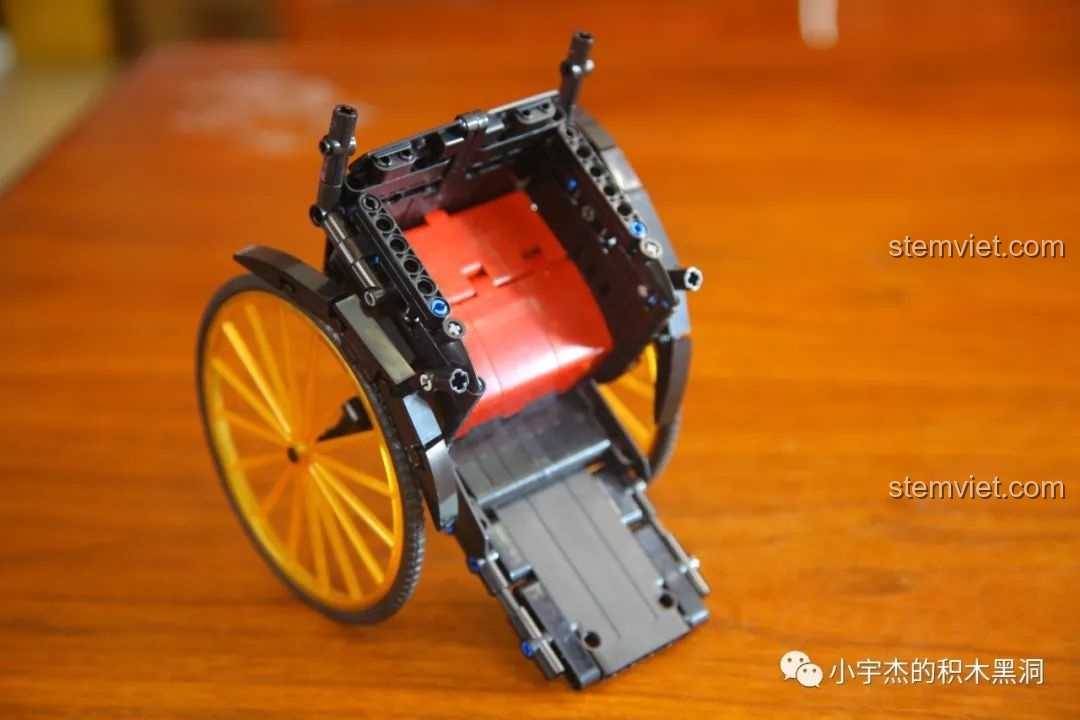 Lắp bánh xe lớn màu vàng vào khung của mô hình Xe Kéo Tay Thượng Hải Cổ 50014.