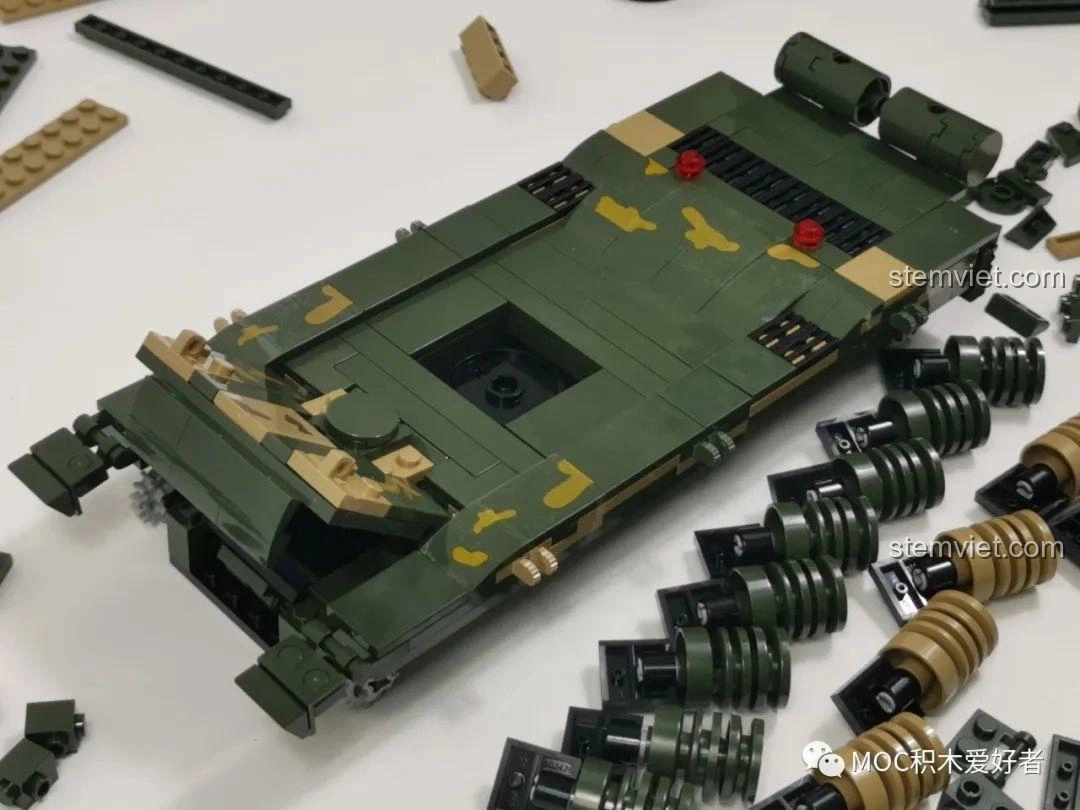 Lắp ráp 7 cặp bánh xe tăng COGO 13384 Xe Tăng 99A, với màu sắc phù hợp với tổng thể mô hình.