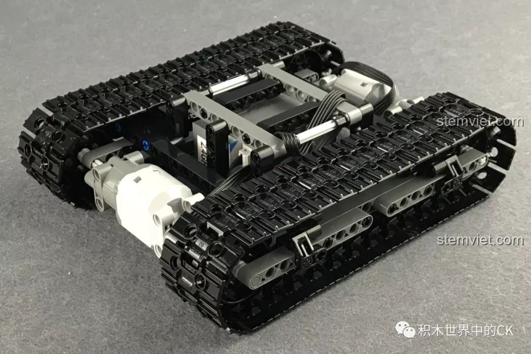 Lắp ráp hệ thống bánh xích cho Cỗ máy công trường mạnh mẽ C51057, một công đoạn thú vị và đòi hỏi sự tỉ mỉ.