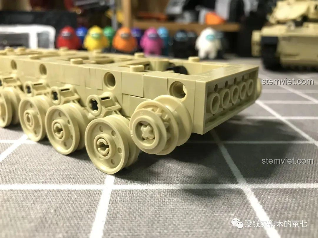 Quá trình lắp ráp bánh xích cho bộ đồ chơi Xe Tăng Challenger 2 FV 4034 JIAZHI 0105, một bước quan trọng để hoàn thiện khung gầm.