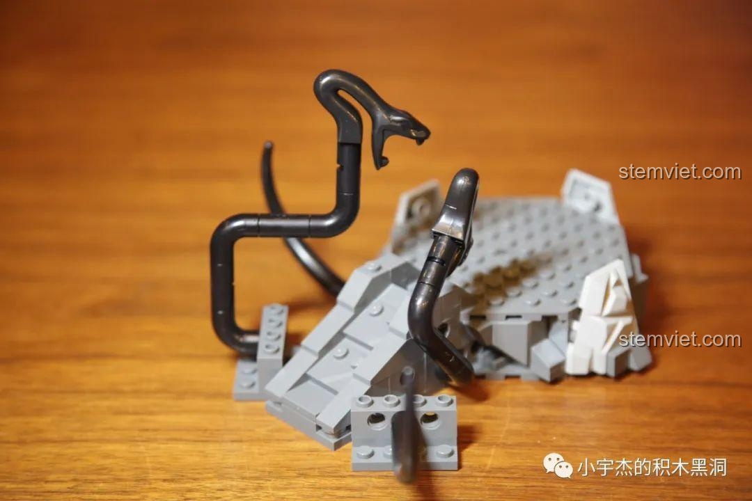 Quá trình lắp ráp bệ đá trung tâm của bộ Trận pháp rắn Leier chất lượng cao giá tốt, các chi tiết rắn đen độc đáo.