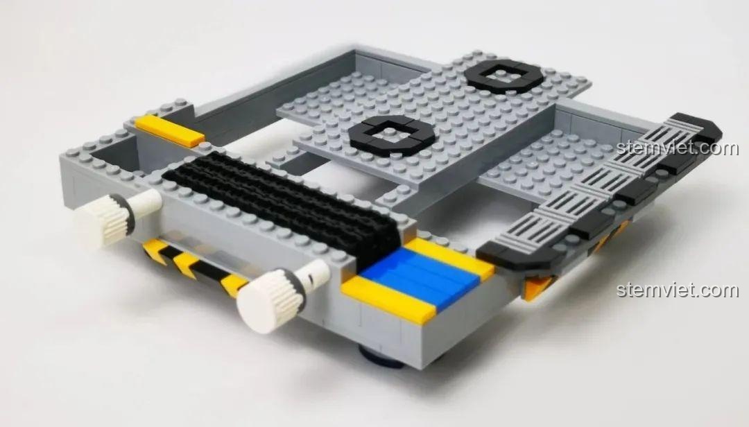 Lắp ráp phần thân của bệ phóng GUDI 10804, có chi tiết băng chuyền sử dụng các mảnh ghép technic và dây xích.