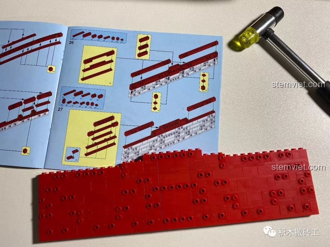 Bắt đầu quá trình lắp ráp phần bìa sách màu đỏ của bộ lắp ghép Sách Xếp Hình 3D Chủ Đề Tết.