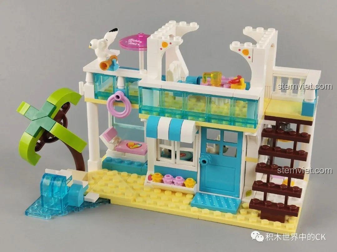 Mô hình biệt thự bãi biển QMAN 4804 gần hoàn thiện, với tầng 1 và các chi tiết ngoại thất như cây cọ, cửa sổ.