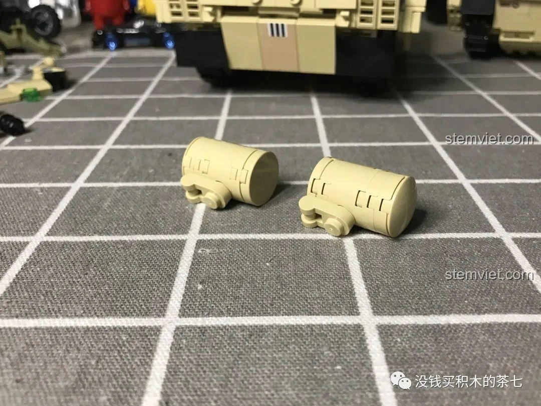 Quá trình lắp ráp bình xăng phụ vào thân xe tăng Challenger 2 FV 4034 JIAZHI 0105, hoàn thiện phần đuôi xe.