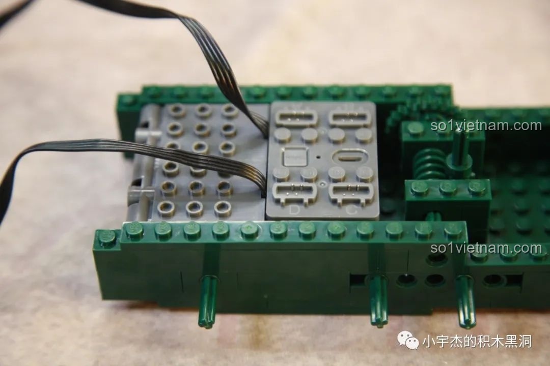 Quá trình lắp ráp hộp pin và đi dây điện cho các mô-tơ vào khung gầm của xe tăng Sluban M38-B0850.