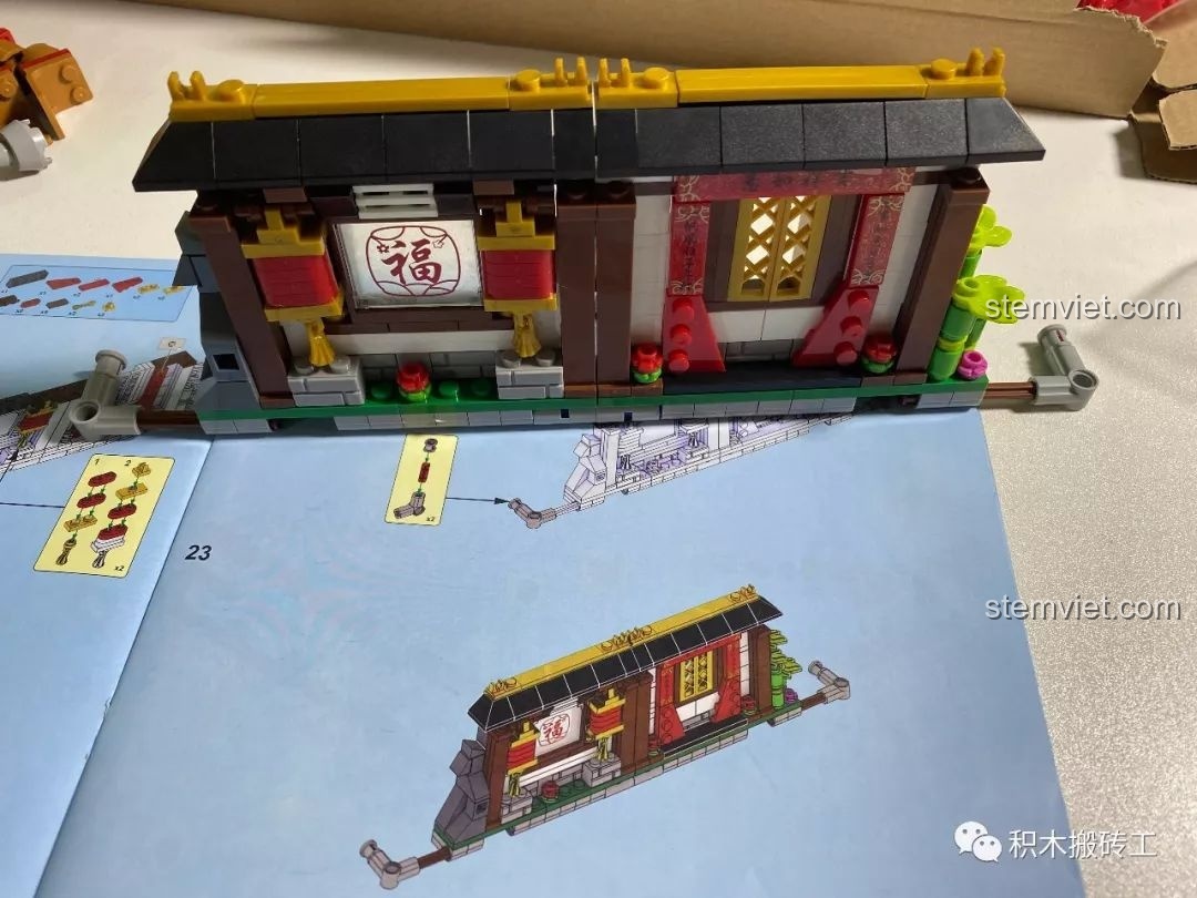 Lắp ráp phần bối cảnh ngôi nhà trong bộ đồ chơi sáng tạo Sách Xếp Hình 3D Chủ Đề Tết.