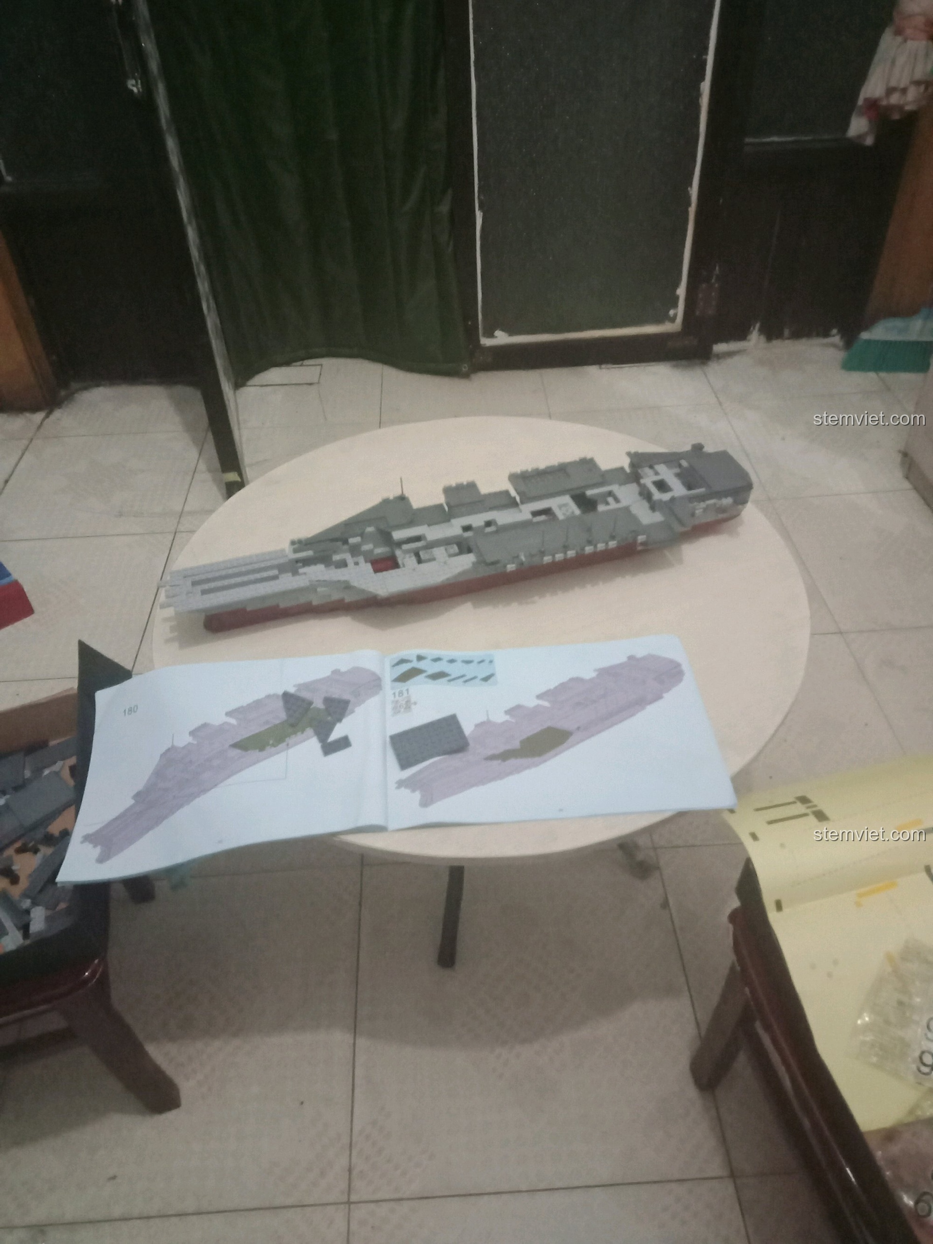 Lắp ráp phần boong tàu và cấu trúc thượng tầng của bộ xếp hình Tàu sân bay USS Kitty Hawk CV-63.