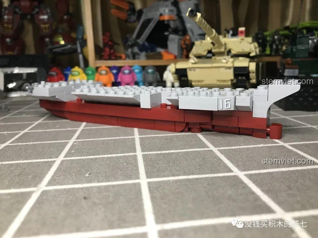 Boong tàu sân bay Liêu Ninh đang được lắp ráp, các mảnh ghép đen và sticker chuyển nhiệt tạo nên đường băng và ký hiệu chân thực.