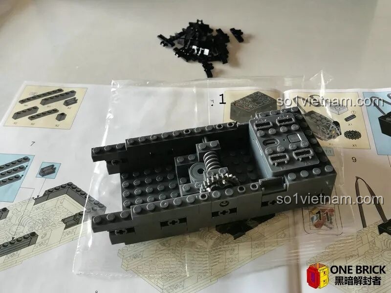 Quá trình lắp ráp bước 1 của bộ Sluban M38B0851, hoàn thành phần khung gầm và hệ thống truyền động cho tháp pháo.