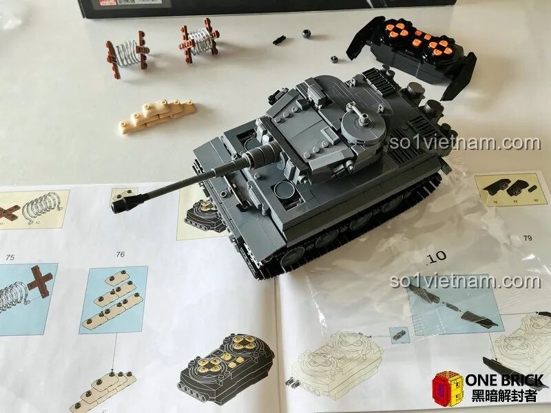 Quá trình lắp ráp bước 10 của bộ Sluban M38B0851, hoàn thiện các chi tiết cuối cùng và lắp tháp pháo vào thân xe.