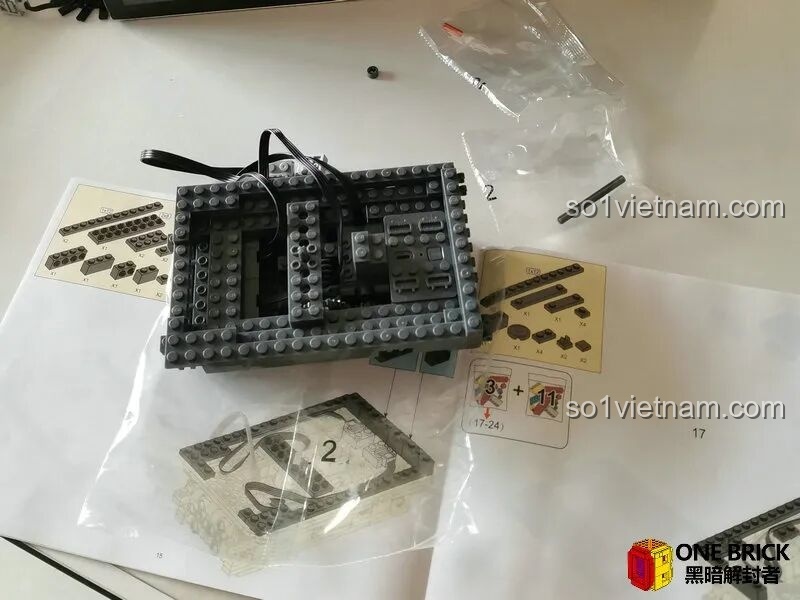 Quá trình lắp ráp bước 2 của bộ Sluban M38B0851, gia cố khung gầm và lắp đặt 3 động cơ vào vị trí.