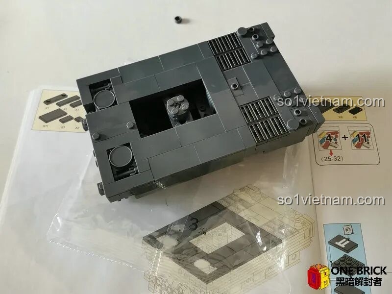 Quá trình lắp ráp bước 3 của bộ Sluban M38B0851, hoàn thiện phần nóc của thân xe tăng, che đi các bộ phận động cơ bên trong.