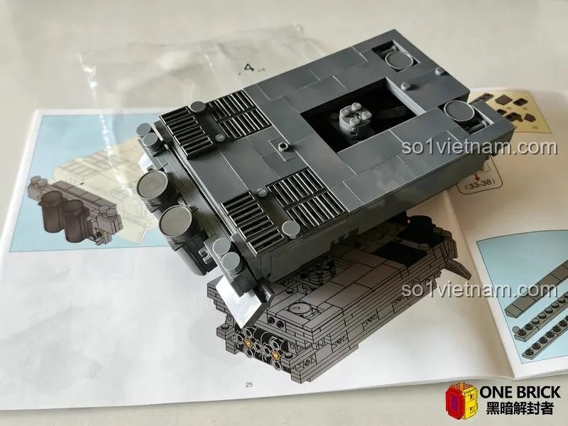 Quá trình lắp ráp bước 4 của bộ Sluban M38B0851, tạo hình phần đuôi xe tăng với các chi tiết立体, rất đẹp mắt.