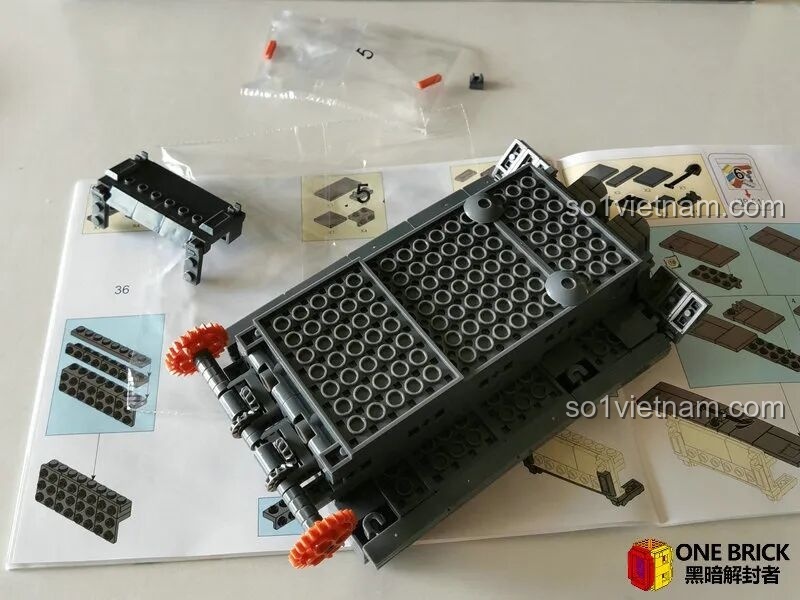 Quá trình lắp ráp bước 5 của bộ Sluban M38B0851, lắp các bánh răng truyền động cho hệ thống xích của xe tăng.