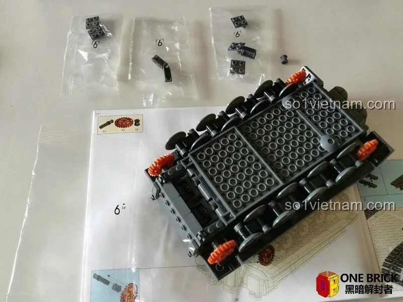 Quá trình lắp ráp bước 6 của bộ Sluban M38B0851, hoàn thiện hệ thống bánh xích ở hai bên thân xe.