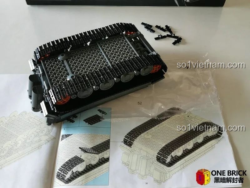 Quá trình lắp ráp bước 7 của bộ Sluban M38B0851, nối các mắt xích lại với nhau để tạo thành hai dải xích hoàn chỉnh.