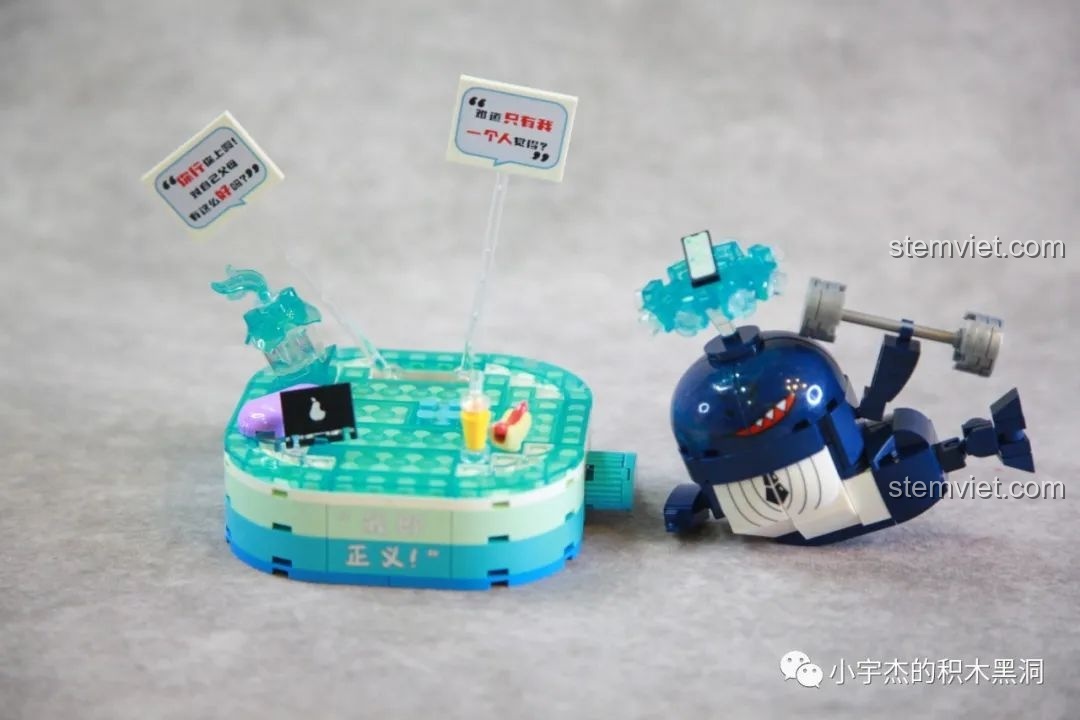 Quá trình lắp ráp mô hình SEMBO 613114, chú cá voi cà khịa đang được hoàn thiện bên cạnh phần đế.