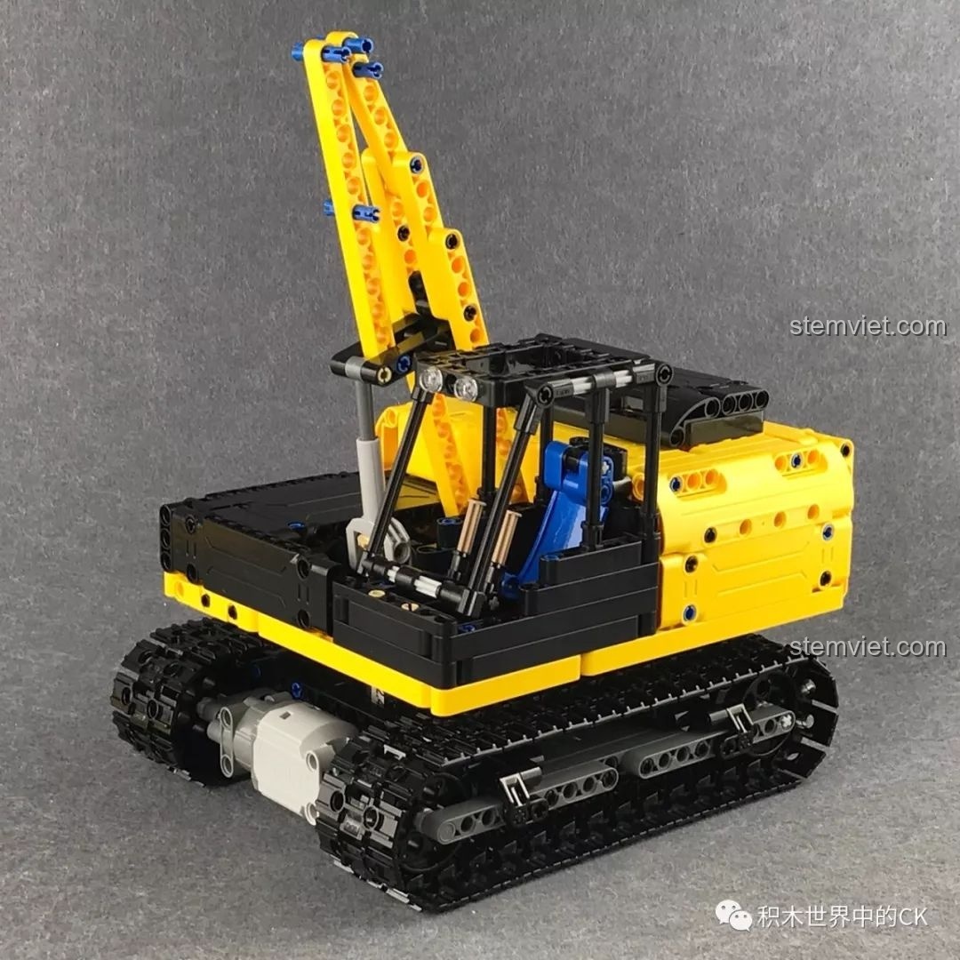 Lắp ráp cabin cho bộ lắp ráp Xe xúc công trình cho trẻ từ 6 tuổi, các chi tiết nhỏ giúp rèn luyện sự khéo léo.