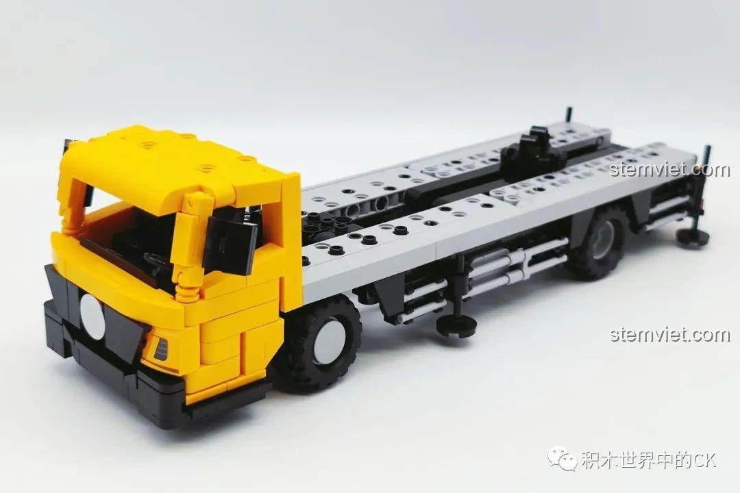 Mô hình xe cẩu SEMBO 712022 sau khi hoàn thành phần cabin và thân xe cơ bản.