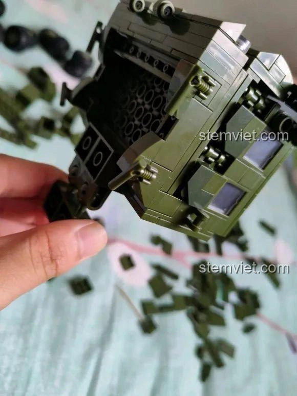 Chi tiết cabin của mô hình Xe Tên Lửa Đạn Đạo Đông Phong-17 CAYI 2282 đang được lắp ráp.