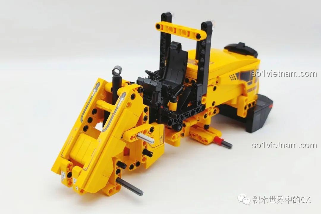 Hoàn thiện phần thân sau và lắp ráp cabin của xe xúc lật Sembo 712016, cho thấy cấu trúc phức tạp bên trong.