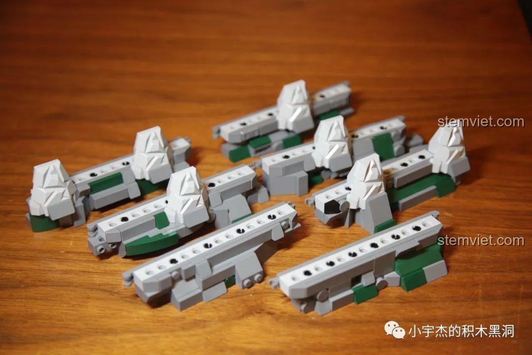 Các đoạn núi đá riêng lẻ của Mô hình phim tiên hiệp 923 giá bình dân, được lắp ráp từ nhiều chi tiết nhỏ.