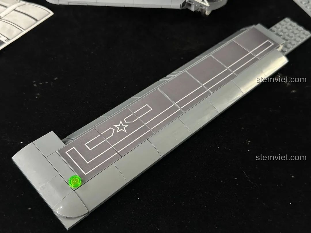 Lắp ráp phần cánh chính của mô hình máy bay ném bom tàng hình thế hệ mới Panlos Brick 639026.