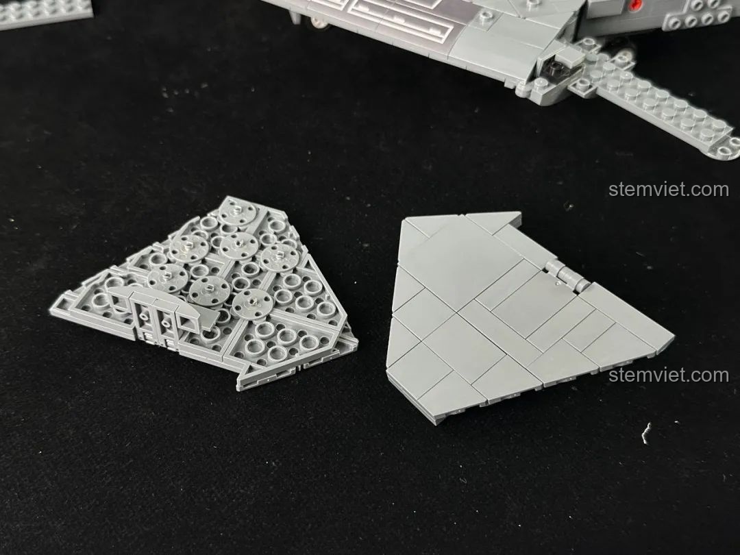 Lắp ráp chi tiết cánh đuôi đứng cho bộ đồ chơi Niềm tự hào không quân Trung Quốc H-20 cho con trai 6 tuổi.